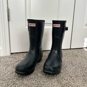 Navy mid-calf Hunter rain boots